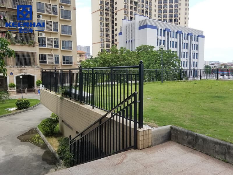 modern aluminum slatted fence