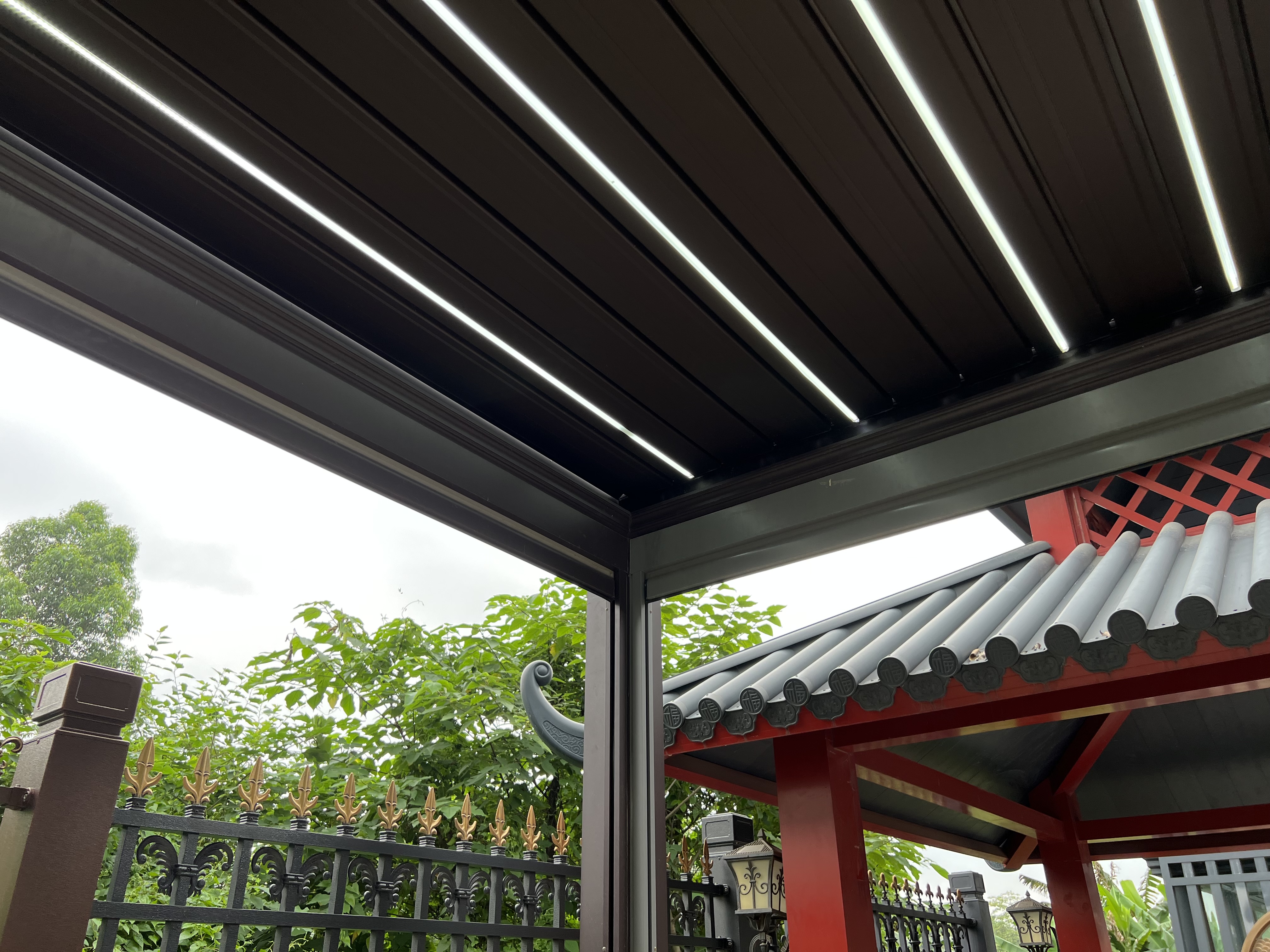 Aluminum slatted pergola